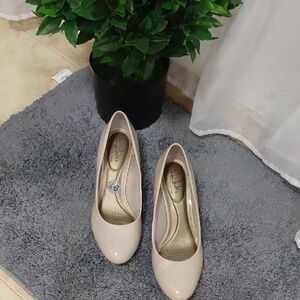 Elegant Beige Pumps